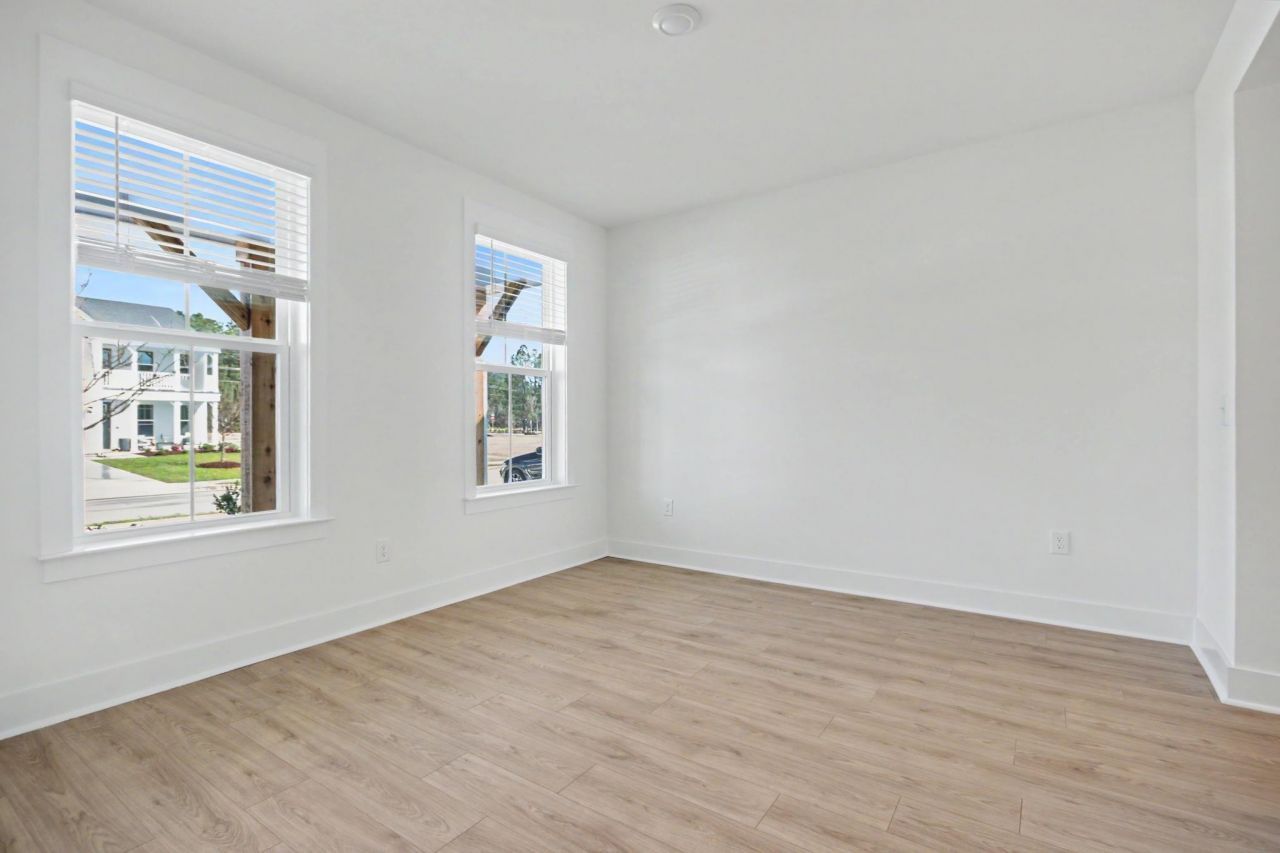 3084 Claredon St Photo 5