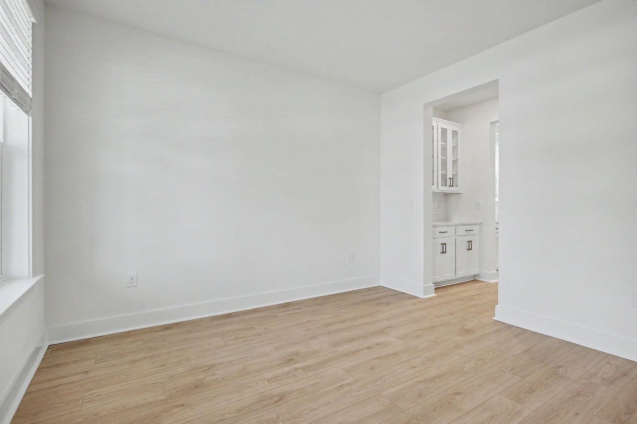 3084 Claredon St Photo 6