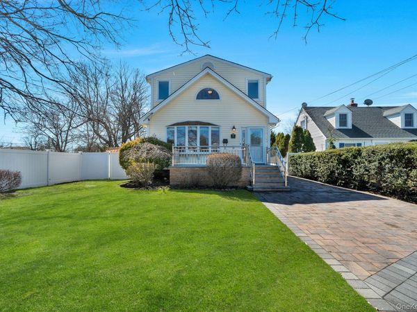 76 Balcom Road , Farmingdale, NY 11735