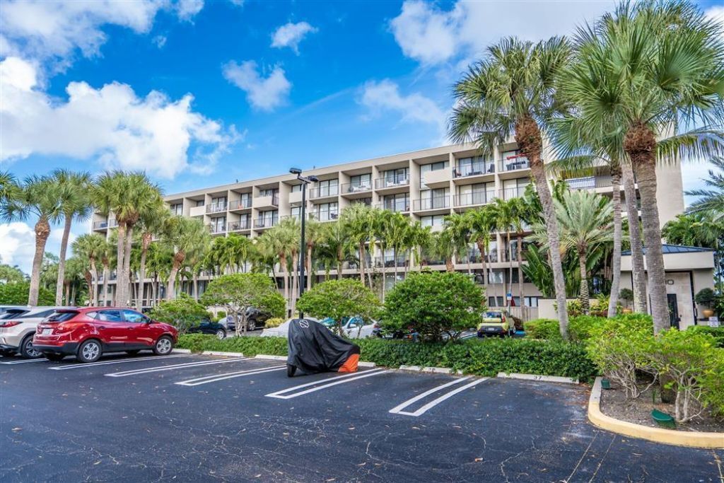 1830 Embassy Drive, Unit 605, West Palm Beach, FL 33401 Photo