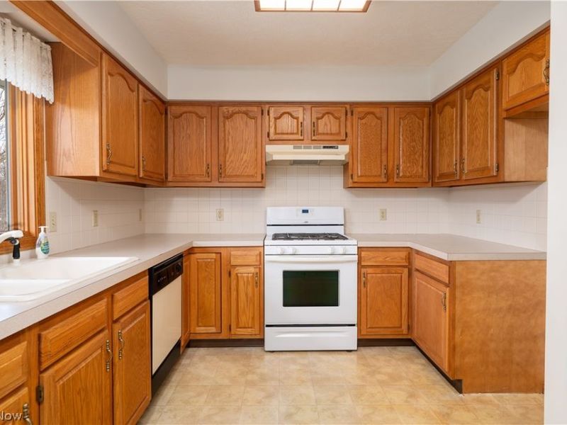 1389 N Milburn Square NE, Bolivar, OH 44612 Photo 13