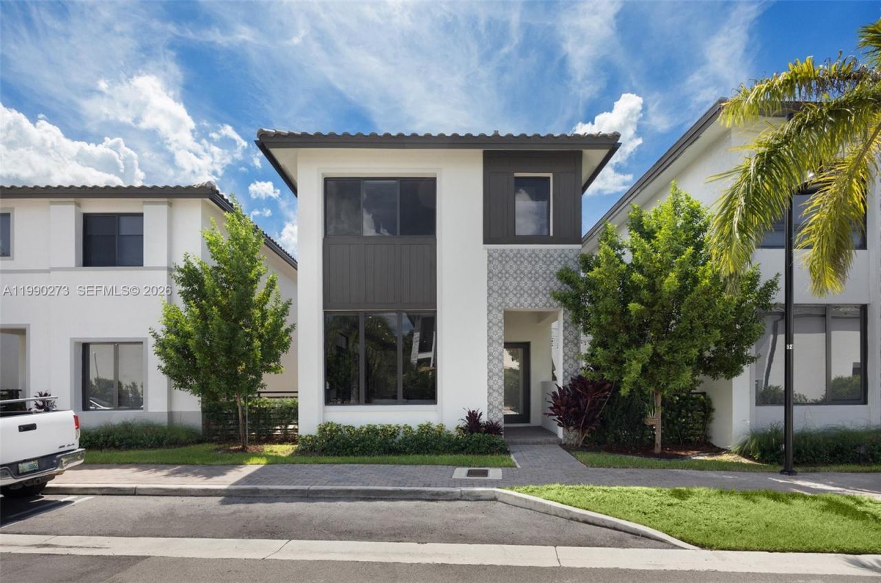 8026 NW 43rd St, Doral, FL 33166 Photo