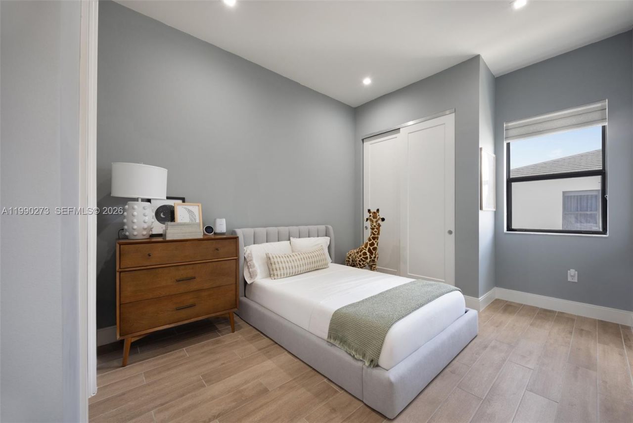 8026 NW 43rd St, Doral, FL 33166 Photo