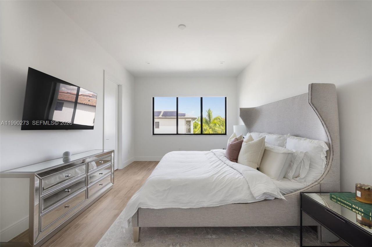 8026 NW 43rd St, Doral, FL 33166 Photo