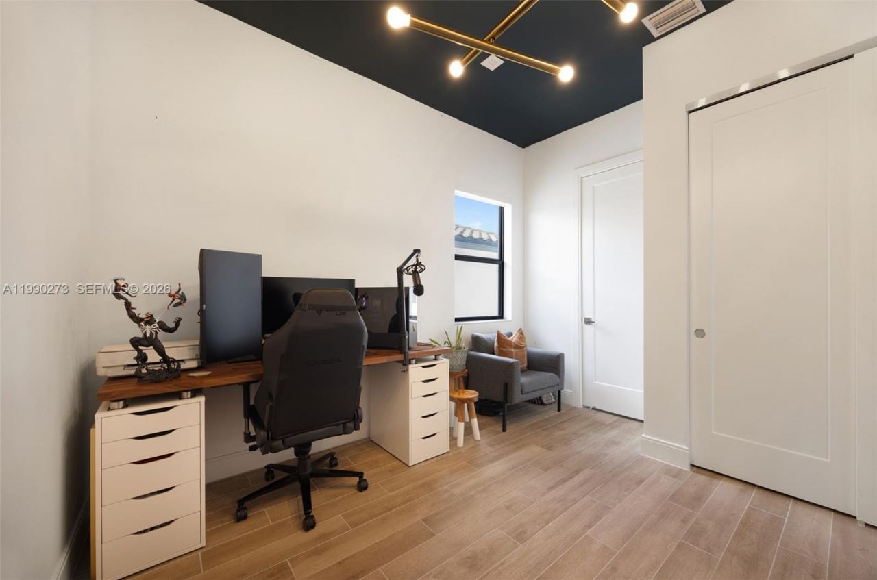 8026 NW 43rd St, Doral, FL 33166 Photo