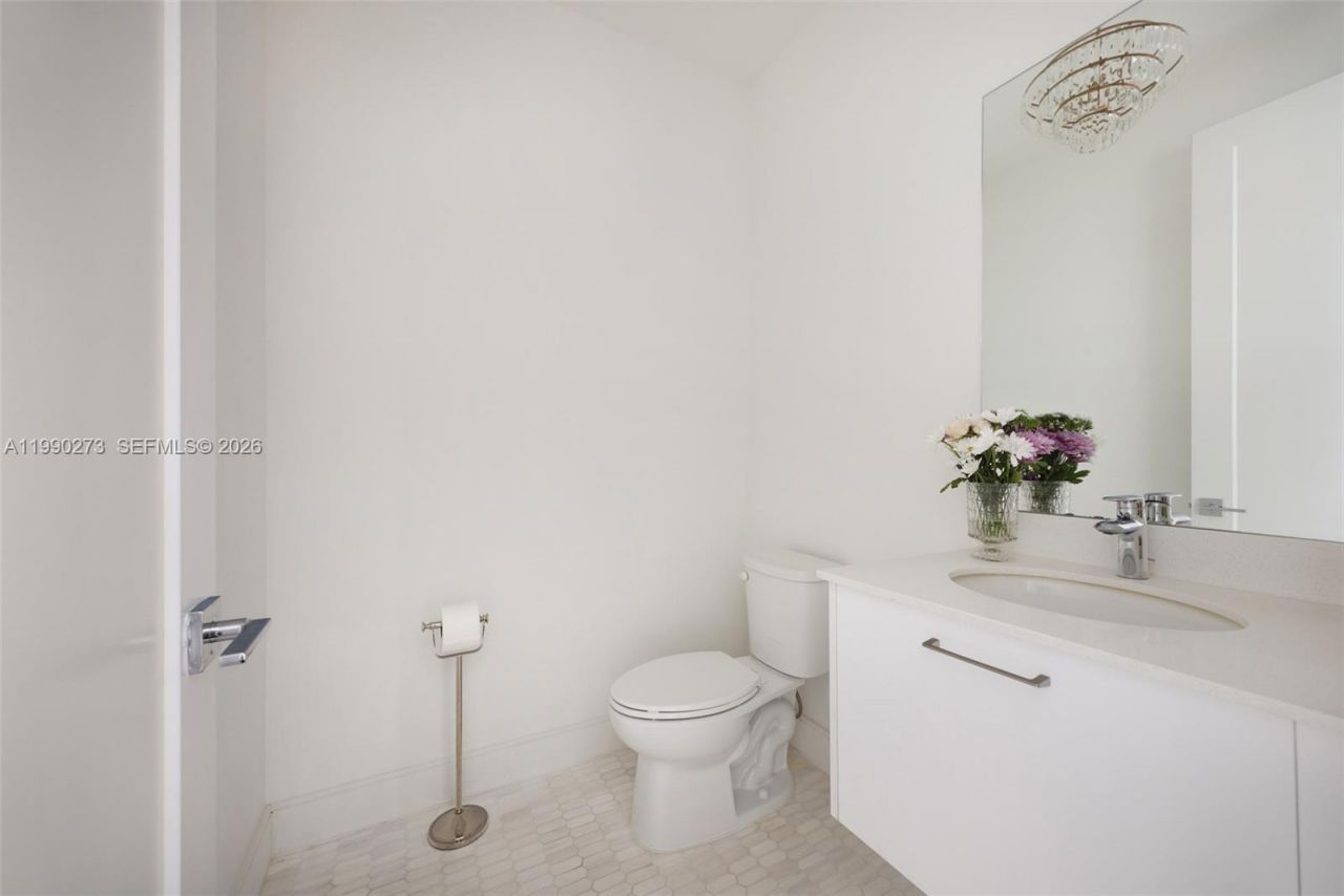 8026 NW 43rd St, Doral, FL 33166 Photo