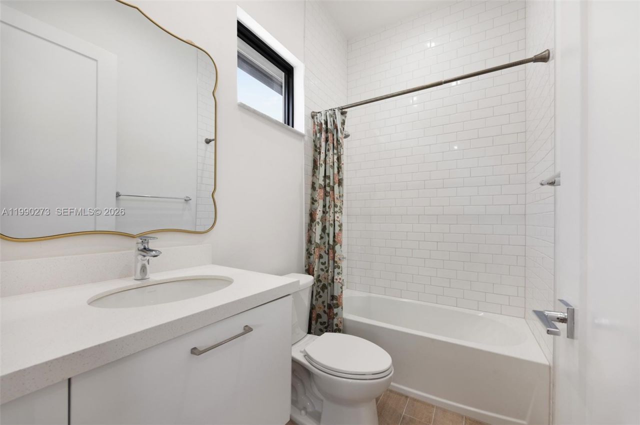 8026 NW 43rd St, Doral, FL 33166 Photo