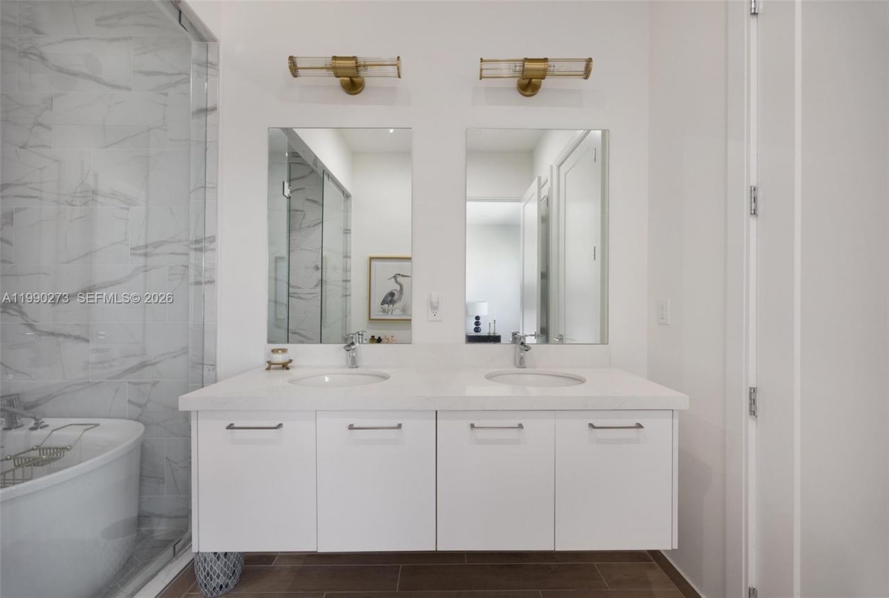 8026 NW 43rd St, Doral, FL 33166 Photo