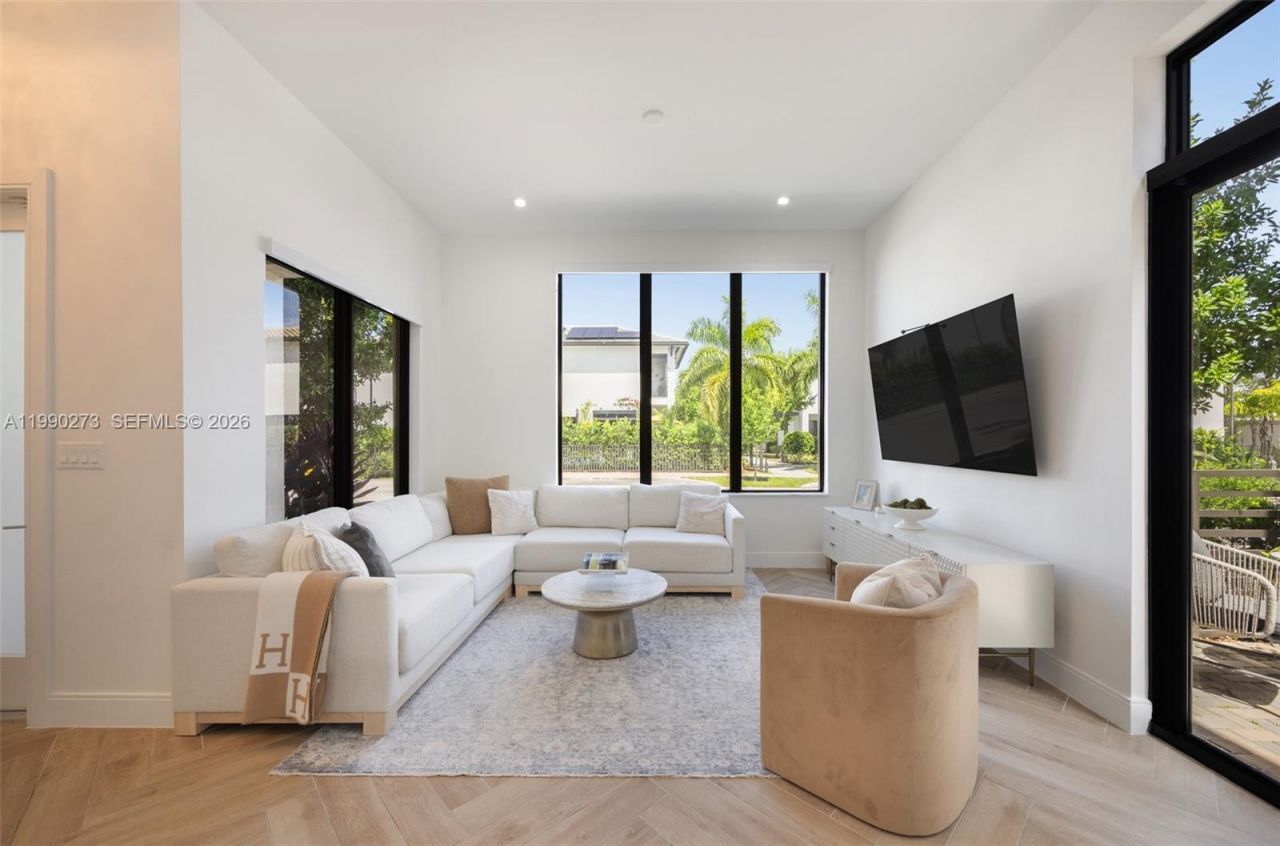 8026 NW 43rd St, Doral, FL 33166 Photo