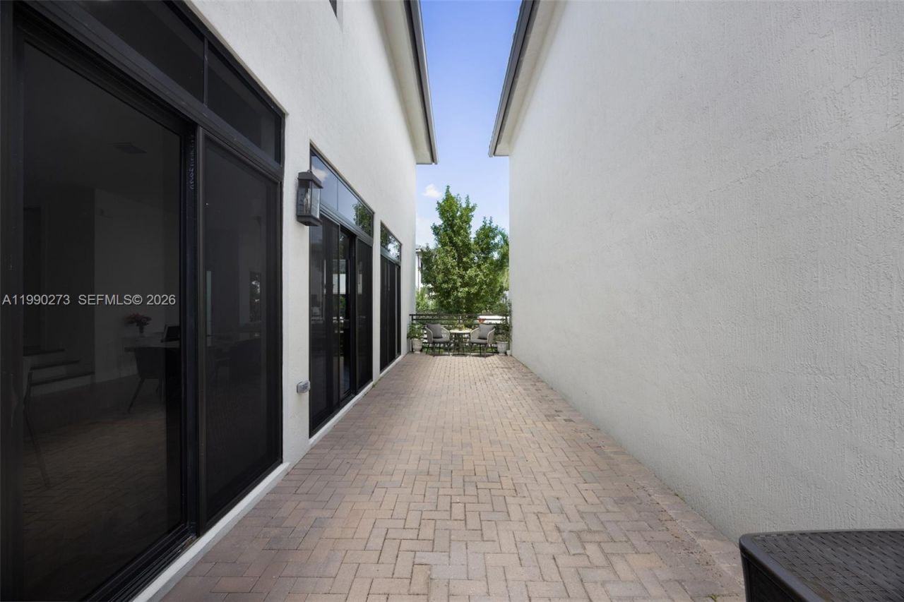 8026 NW 43rd St, Doral, FL 33166 Photo