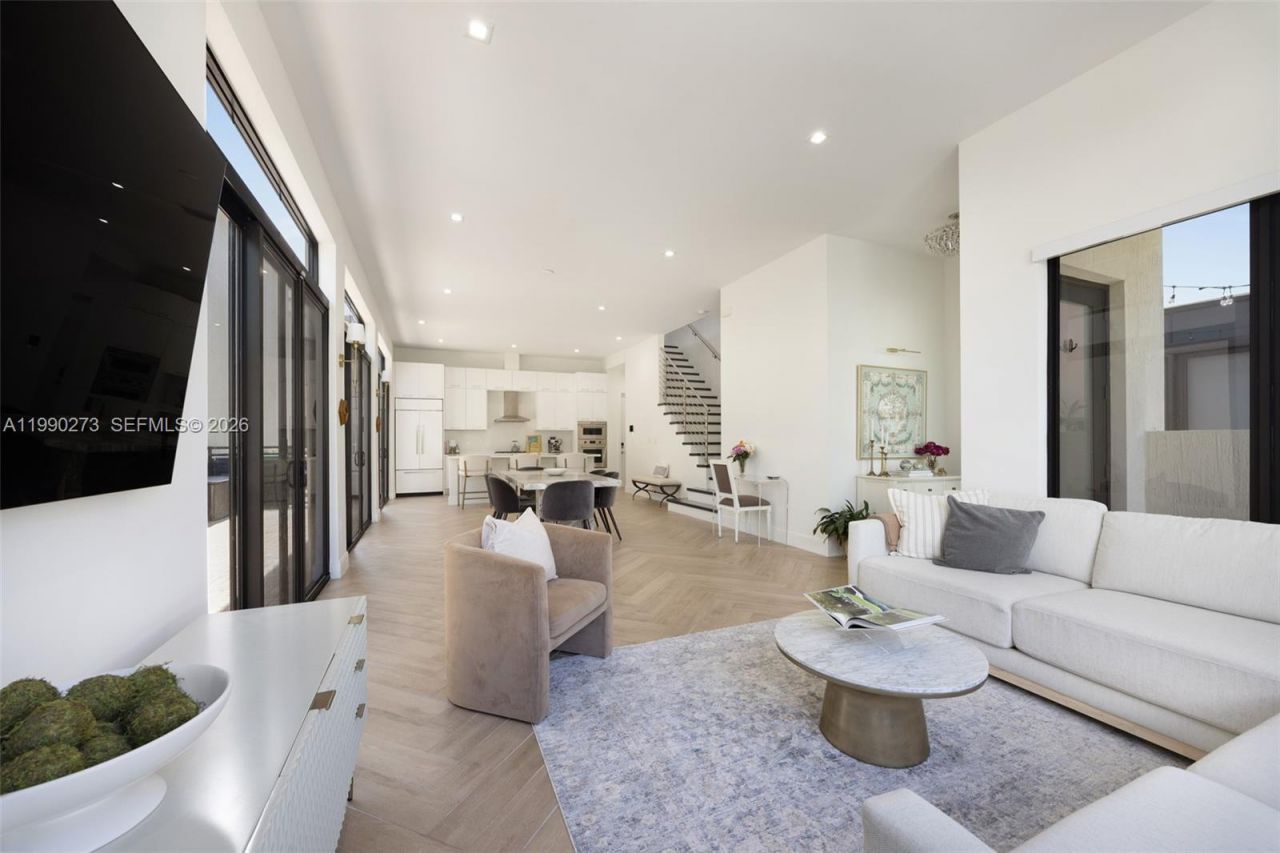 8026 NW 43rd St, Doral, FL 33166 Photo