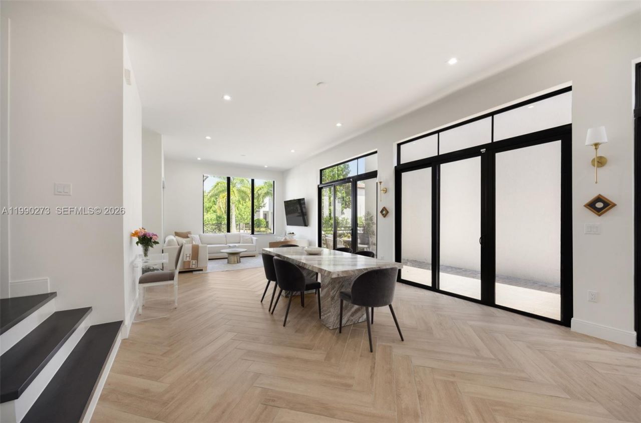 8026 NW 43rd St, Doral, FL 33166 Photo