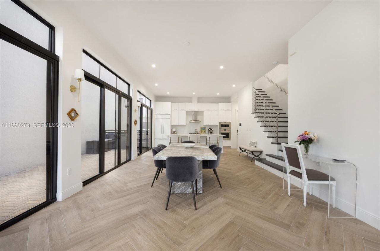 8026 NW 43rd St, Doral, FL 33166 Photo