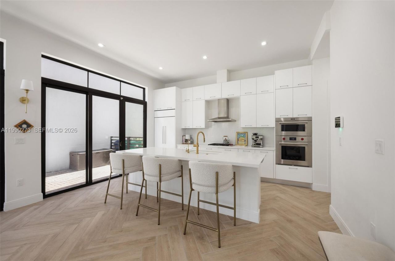 8026 NW 43rd St, Doral, FL 33166 Photo