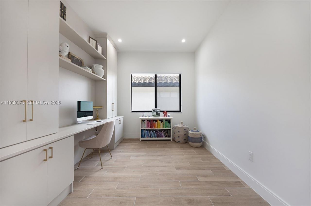 8026 NW 43rd St, Doral, FL 33166 Photo