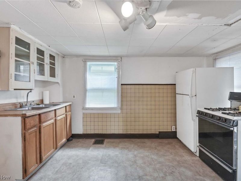 2815 Monroe Avenue, Cleveland, OH 44113 Photo 33