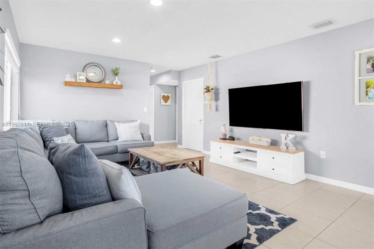 8957 SW 214th St , Cutler Bay, FL 33189 Photo