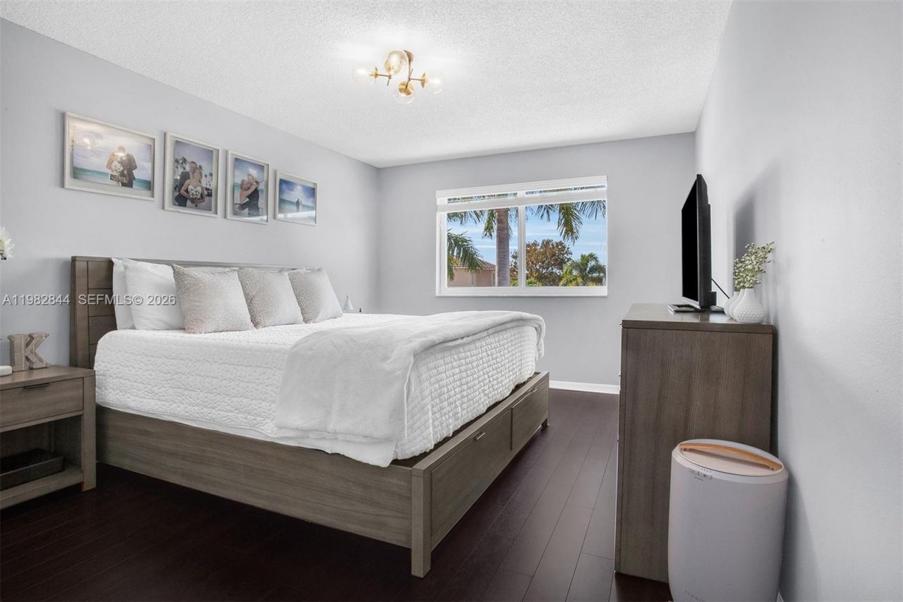 8957 SW 214th St , Cutler Bay, FL 33189 Photo