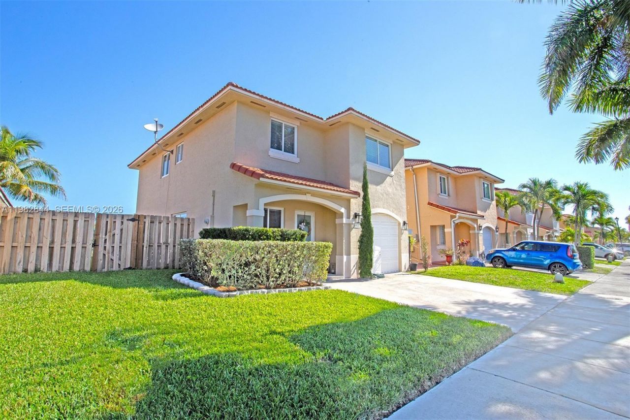 8957 SW 214th St , Cutler Bay, FL 33189 Photo