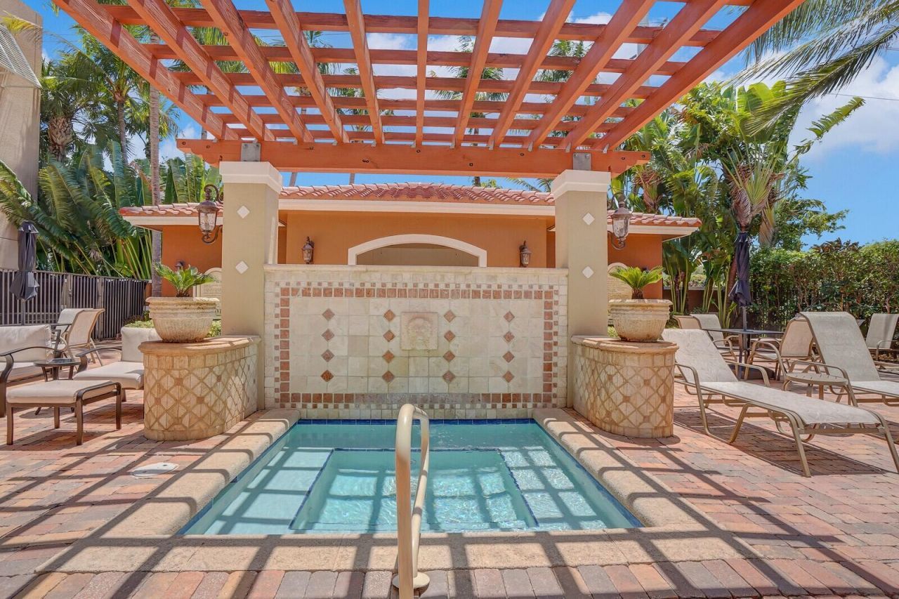 616 Clearwater Park Road, Unit 1106, West Palm Beach, FL 33401 Photo