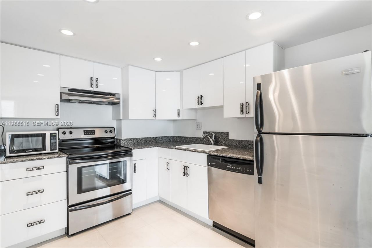 1800 Collins Ave , Unit 8C, Miami Beach, FL 33139 Photo