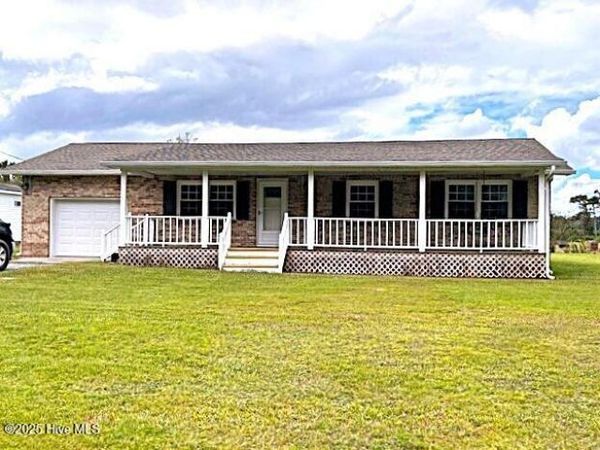 2064 Fountaintown Road , Chinquapin, NC 28521