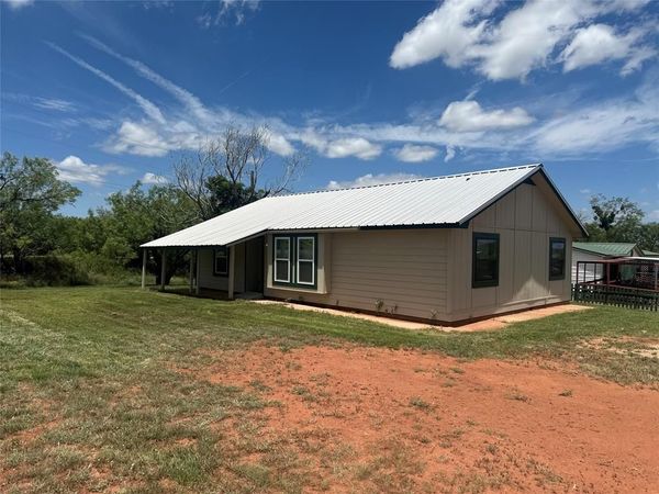 101 Seminole Street , Tye, TX 79563