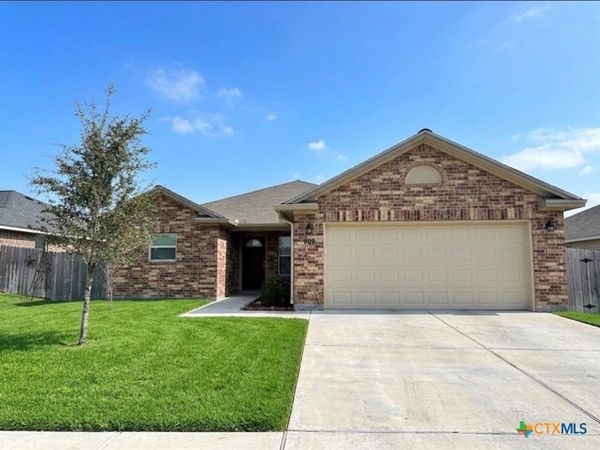 909 2nd Street , Cuero, TX 77954