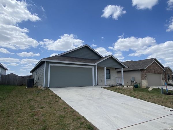 917 Riviera, Seguin, TX 78155