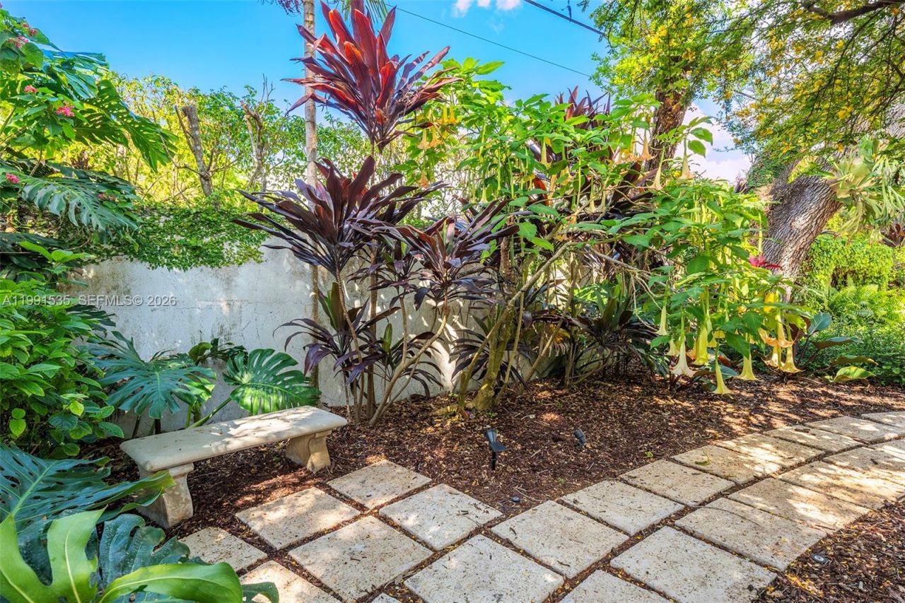 6900 Altamira St, Coral Gables, FL 33146 Photo