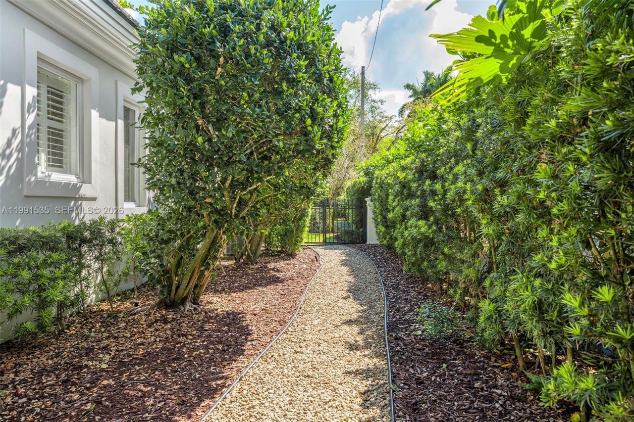 6900 Altamira St, Coral Gables, FL 33146 Photo