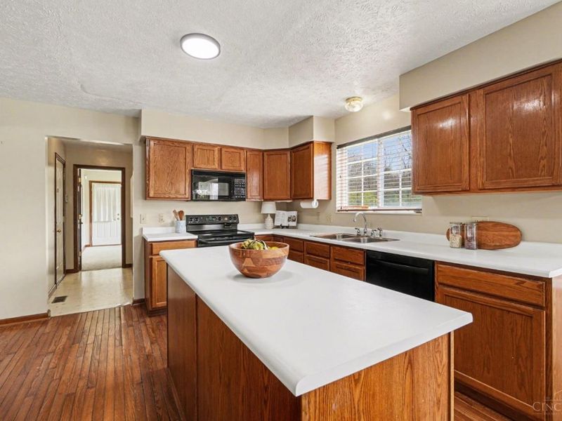 1543 Woodbridge Court, Forest Park, OH 45240 Photo 9