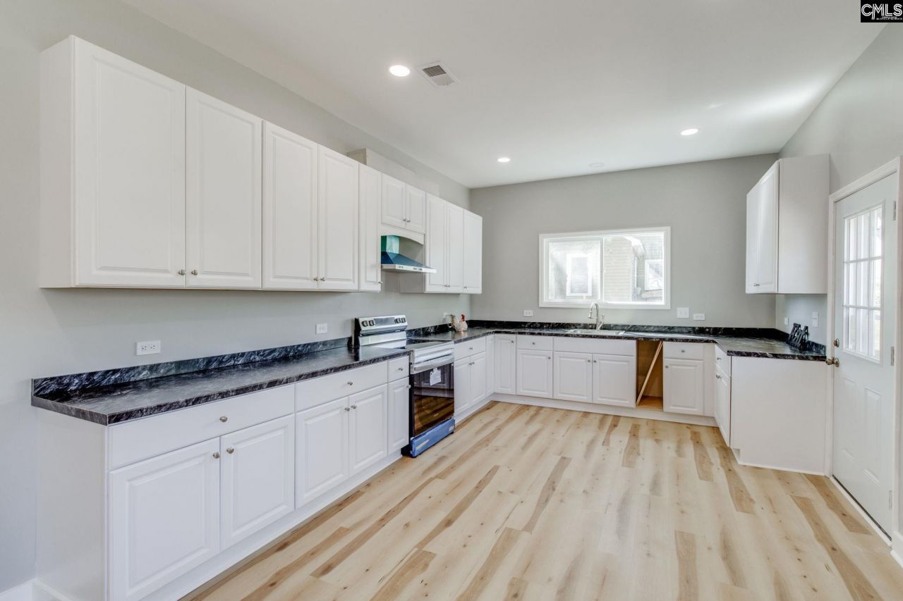 540 Oak Streets  Photo 12