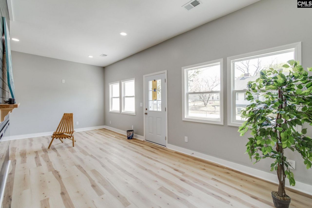 540 Oak Streets  Photo 9