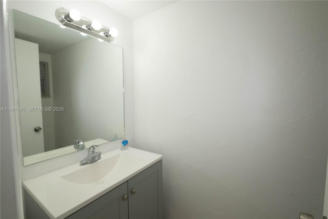 1075 93rd St , Unit 403, Bay Harbor Islands, FL 33154 Photo