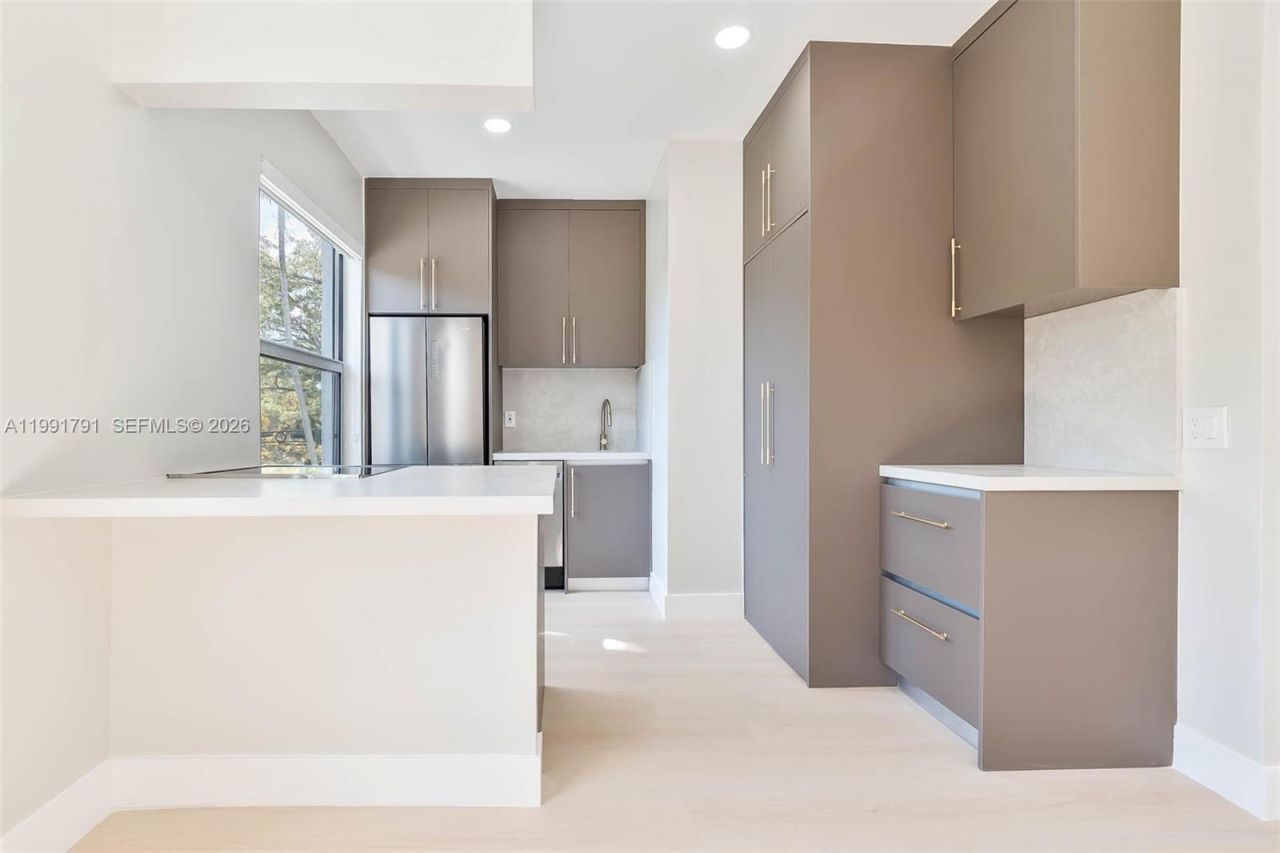 694 NE 76th St, Unit 6, Miami, FL 33138 Photo