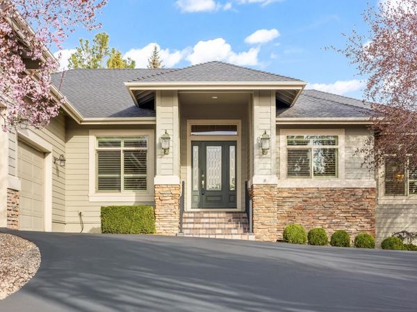 825 Victoria Falls Drive, Redmond, OR 97756