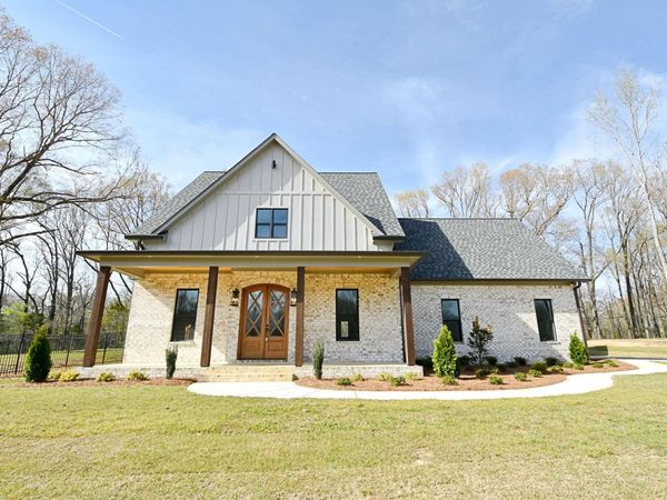 138 Ridge Oak Ln., Saltillo, MS 38866