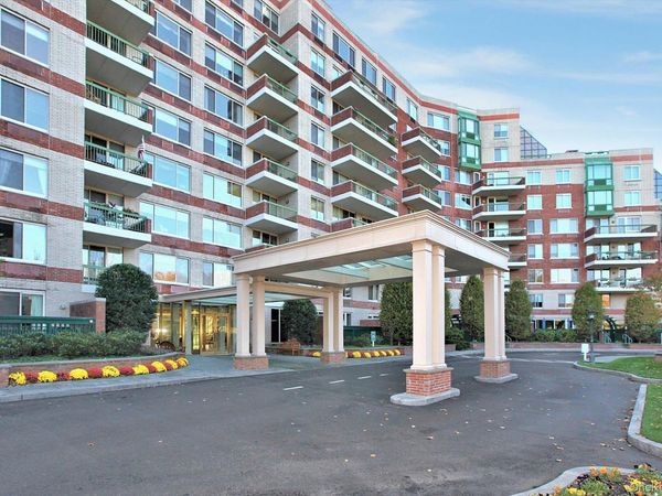 100 Hilton Avenue, Unit M3, Garden City, NY 11530