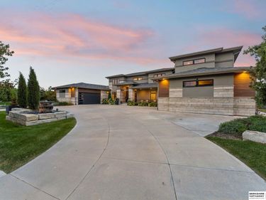 1605 S 219th Avenue, Elkhorn, NE 68022