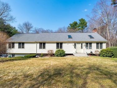 17 Park St, Mendon, MA 01756