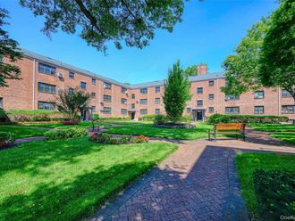 15 Beach Road Great Neck, NY 11023