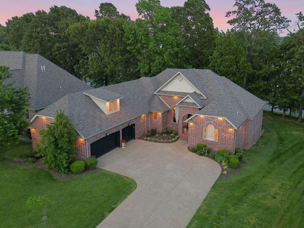 6048 S Black Oak Drive, Springfield, MO 65804