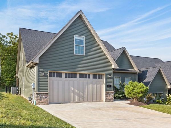 113 Hemingway Ln, Coraopolis, PA 15108