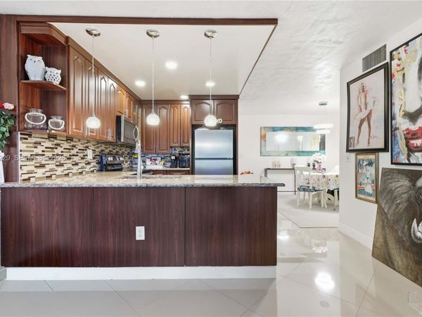 7100 NW 17th St, Unit 210, Plantation, FL 33313