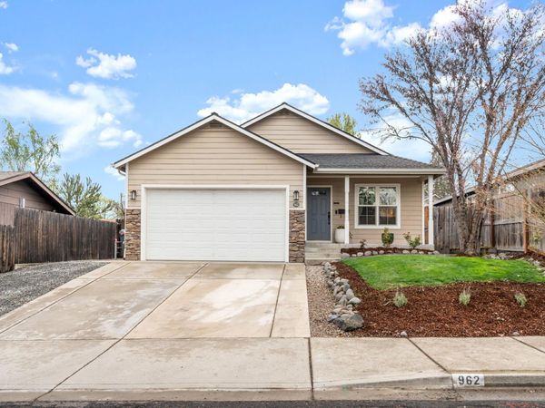 962 Crest Drive, Central Point, OR 97502