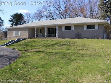 650 Longford Drive, Rochester Hills, MI 48309