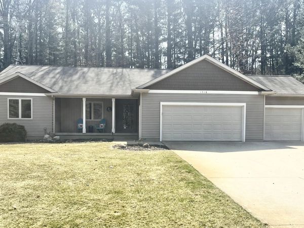 1518 Pleasant Drive NE, Rockford, MI 49341