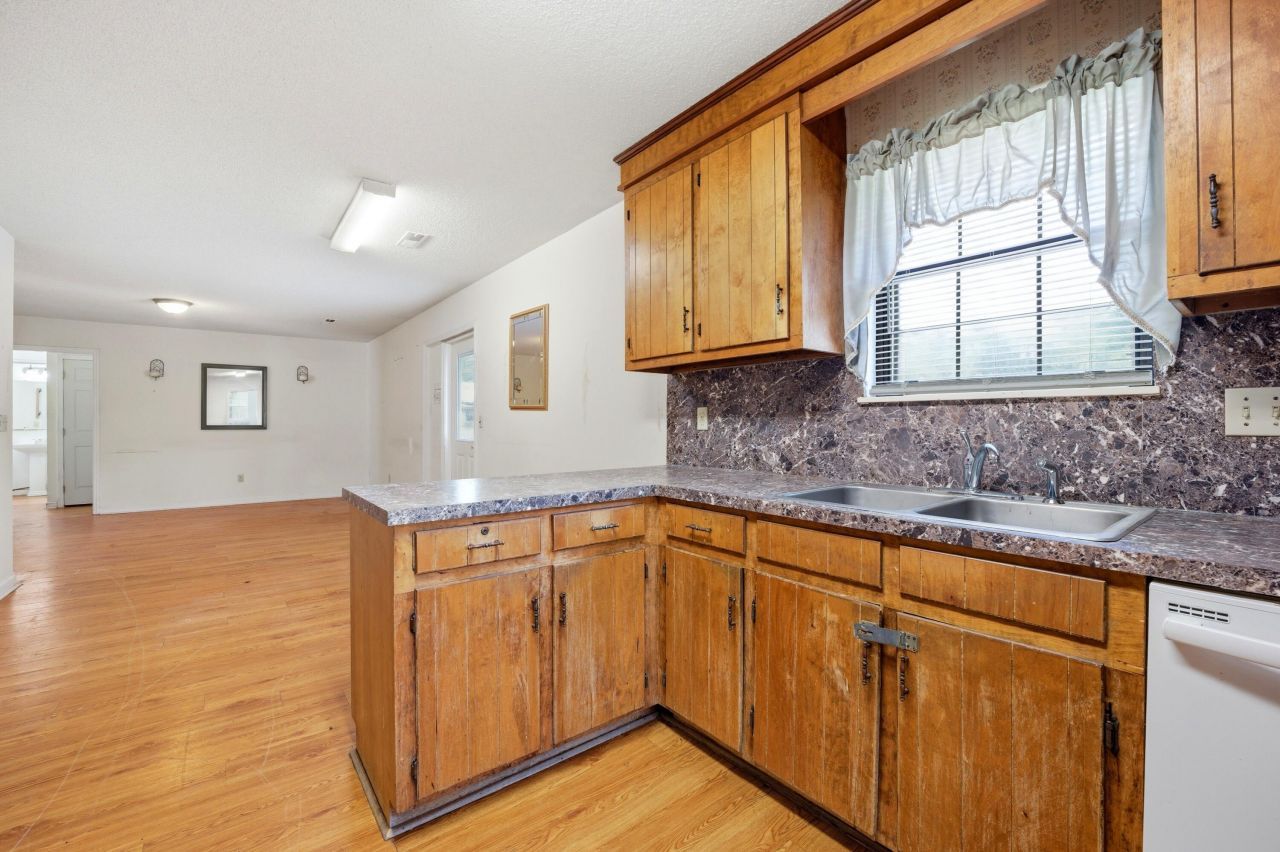 101 Carriage Lane Photo 11