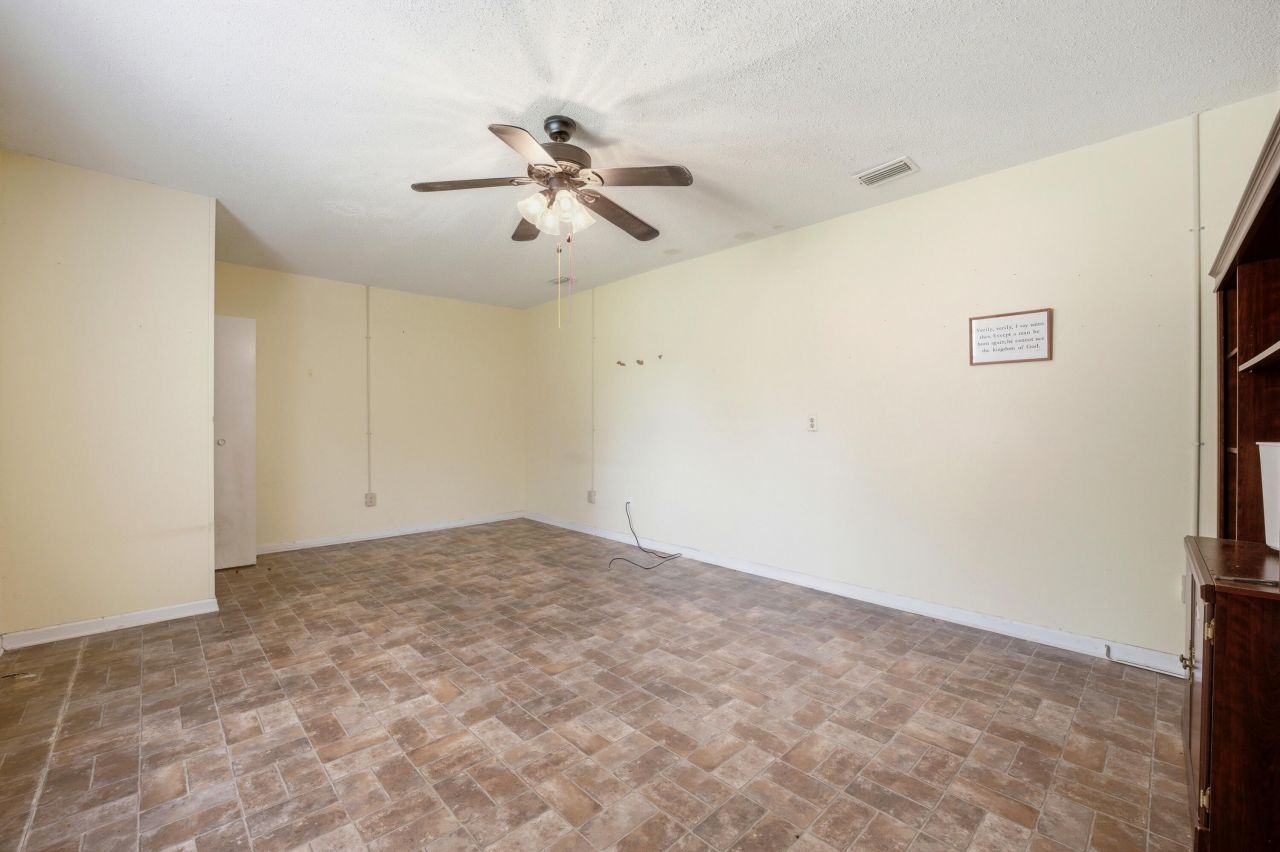 101 Carriage Lane Photo 22